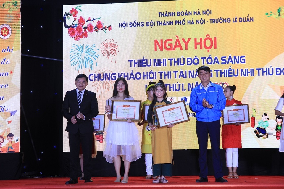 Hai nữ sinh giành giải Nhất hội thi “Tài năng thiếu nhi Thủ đô” - 12 Hai nữ sinh giành giải Nhất hội thi “Tài năng thiếu nhi Thủ đô” - 12