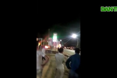 Video xe tải đang đỗ bỗng bốc cháy dữ dội