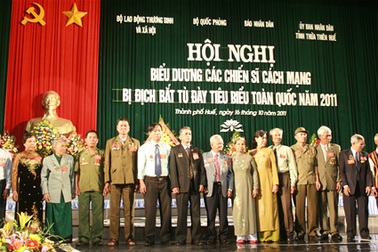 300 chiến sĩ từng bị địch bắt, tù đày cùng hội ngộ