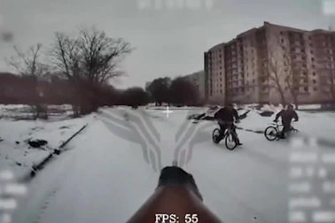 Người dân Ukraine vẫy tay khi UAV sát thủ của Nga lao tới