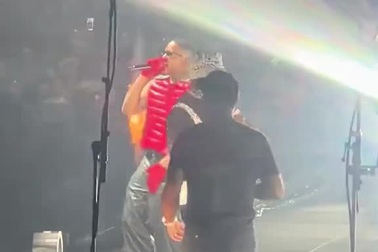 Ném micro gây thương tích cho khán giả, rapper bị điều tra tội hành hung