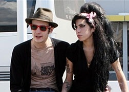 Chồng Amy Winehouse “tòm tem” với phụ nữ khác?