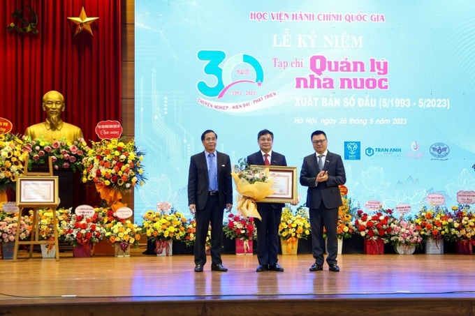 Thừa ủy quyền của Thủ tướng Chính phủ, đồng chí Lê Quốc Minh và đồng chí Triệu Văn Cường trao Bằng khen của Thủ tướng Chính phủ và tặng hoa đồng chí Nguyễn Quang Vinh.