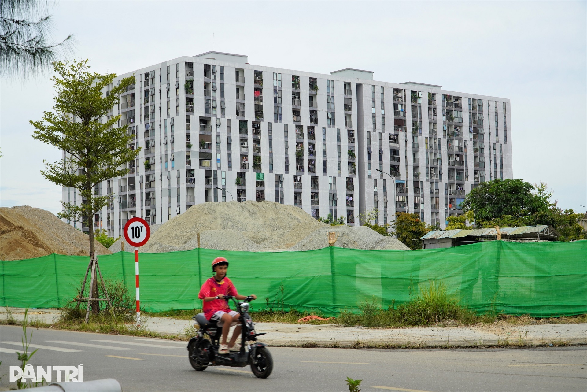 Bãi vật liệu khổng lồ mọc cạnh nhà ở xã hội, cư dân hứng bụi - 5 Bãi vật liệu khổng lồ mọc cạnh nhà ở xã hội, cư dân hứng bụi - 5