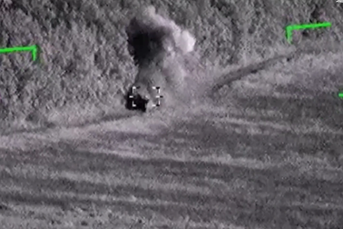 "Cá sấu" Ka-52 Nga phóng tên lửa, bắn nổ thiết giáp Ukraine