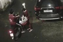 Tên cướp giật dây chuyền trong chớp mắt khi vờ hỏi đường