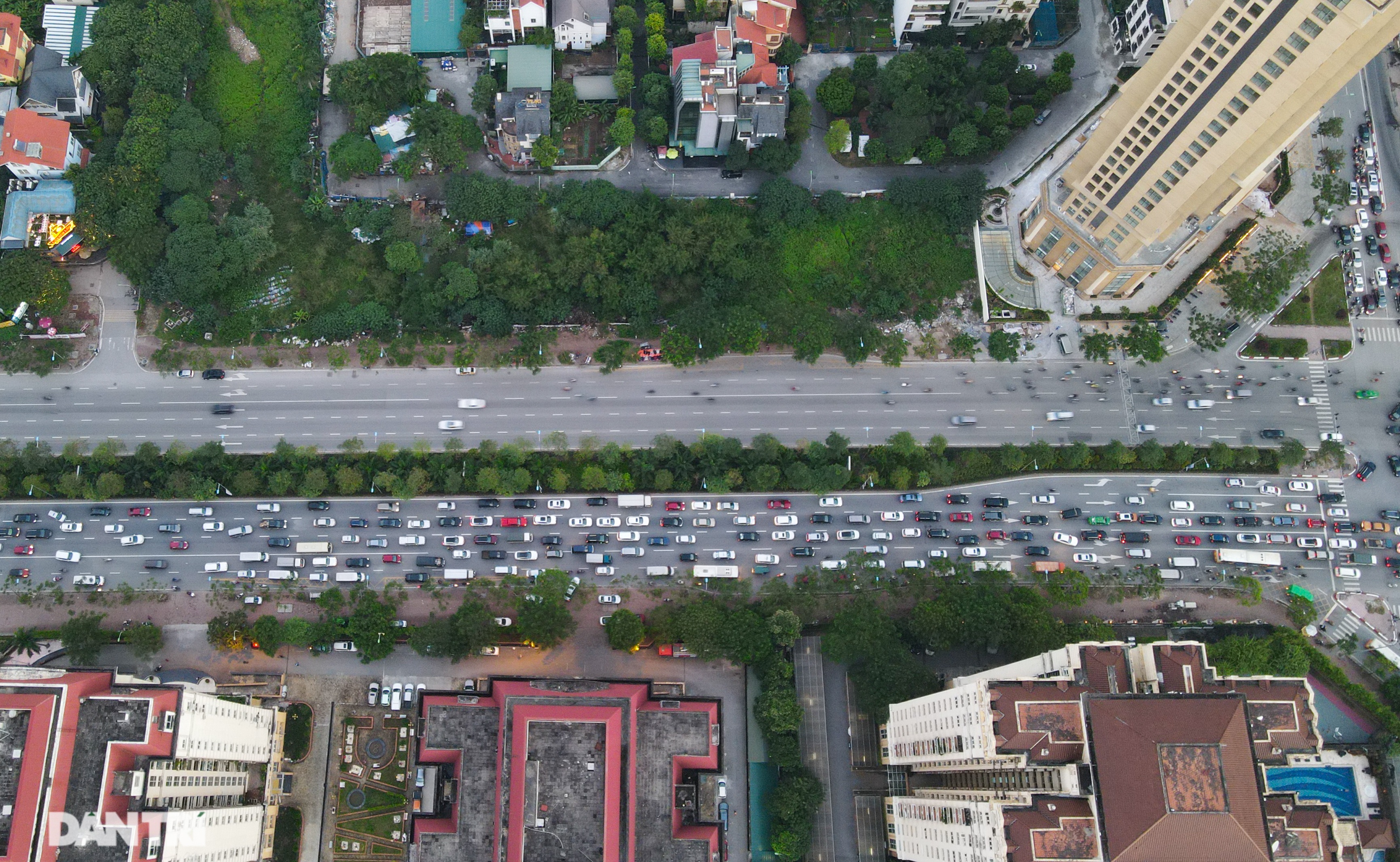 Giao thông “nghẹt thở” tại tuyến đường sắp có làn ưu tiên xe buýt - 2 Giao thông “nghẹt thở” tại tuyến đường sắp có làn ưu tiên xe buýt - 2