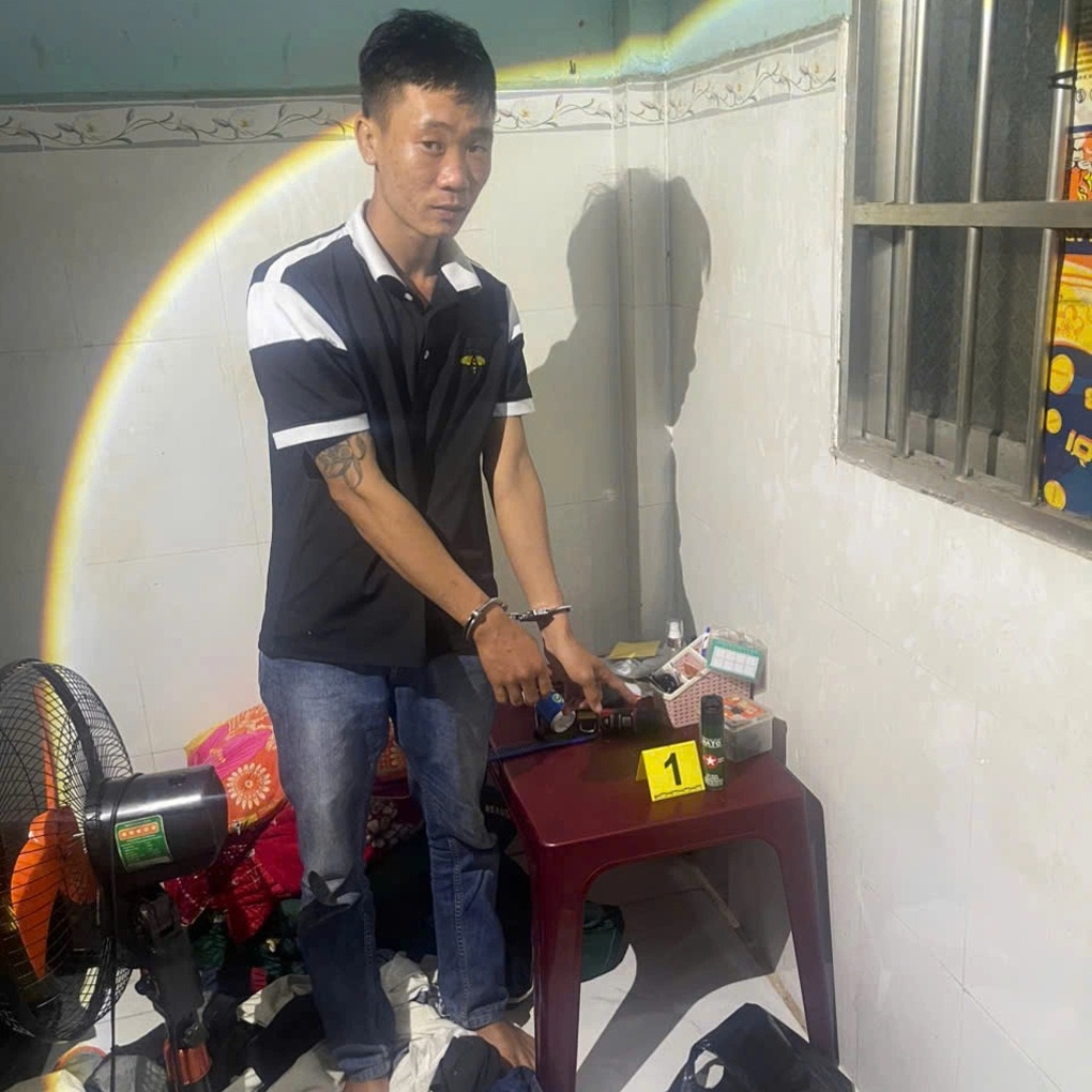 Tạm giữ thanh niên giấu súng đạn trong phòng trọ - 1 Tạm giữ thanh niên giấu súng đạn trong phòng trọ - 1