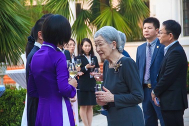 Hoàng hậu Michiko thích thú với tà áo dài Việt Nam