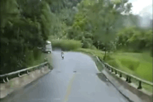 Phanh gấp trên đường trơn, xe ben "vả thẳng mặt" ô tô đối diện