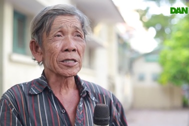 Cụ ông 68 tuổi vừa hát vừa bán vé số giữa ngã 4 mưu sinh