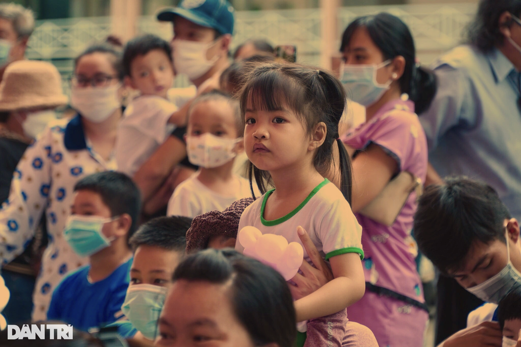 Hàng trăm bệnh nhi háo hức đón Trung thu trong bệnh viện - 1 Hàng trăm bệnh nhi háo hức đón Trung thu trong bệnh viện - 1