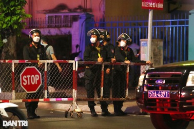 Hơn 4 giờ phong tỏa, khám xét nhà bà Phương Hằng trong đêm