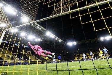 Ngôi sao Dortmund tức giận khi trọng tài thổi phạt penalty không đúng luật