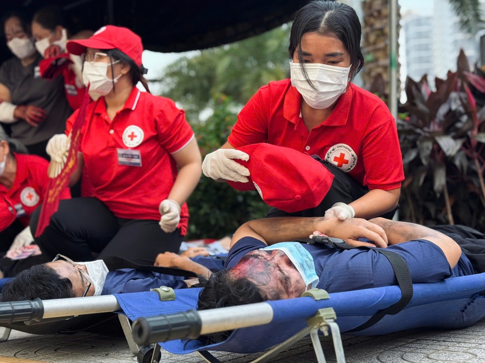 Nghẹt thở với cuộc diễn tập PCCC lớn nhất năm ở TPHCM - 7 Nghẹt thở với cuộc diễn tập PCCC lớn nhất năm ở TPHCM - 7