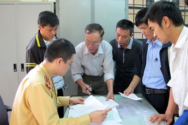 Mang cả va li giấy tờ đi sang tên đổi chủ phương tiện