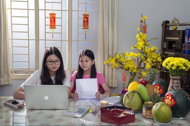 Khoảnh khắc hai con tôi đang học trực tuyến vào ngày mồng 6 Tết Tân Sửu