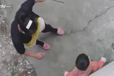 Clip “mẹ đánh con dã man” gây phẫn nộ Internet tuần qua