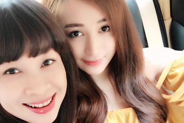 Bà mẹ U50 trẻ trung "đọ sắc" cùng con gái xinh đẹp