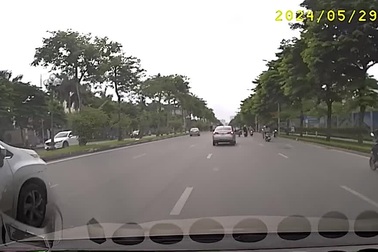 Xe kéo hồn nhiên đi ngược chiều trên đường phố Hà Nội, suýt lao vào ô tô