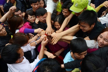 Yêu cầu sư ông ném lộc ở chùa Hương tường trình vụ việc