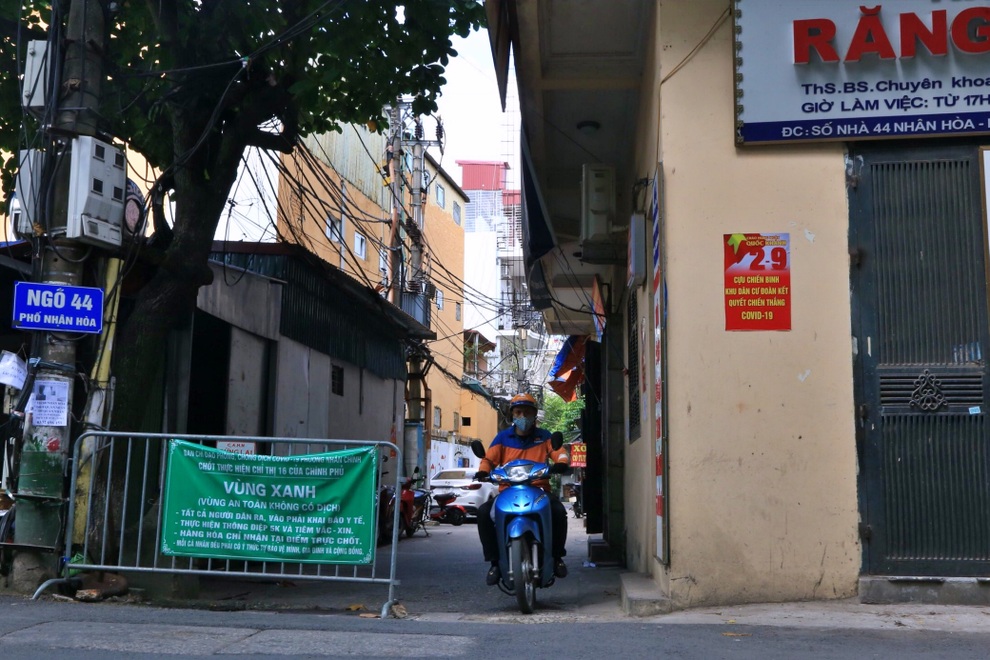 Khi chỉ thị phòng, chống dịch của Hà Nội được áp dụng... tùy nghi - 4 Khi chỉ thị phòng, chống dịch của Hà Nội được áp dụng... tùy nghi - 4