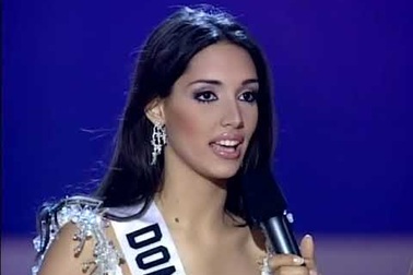 Amelia Vega trả lời ứng xử