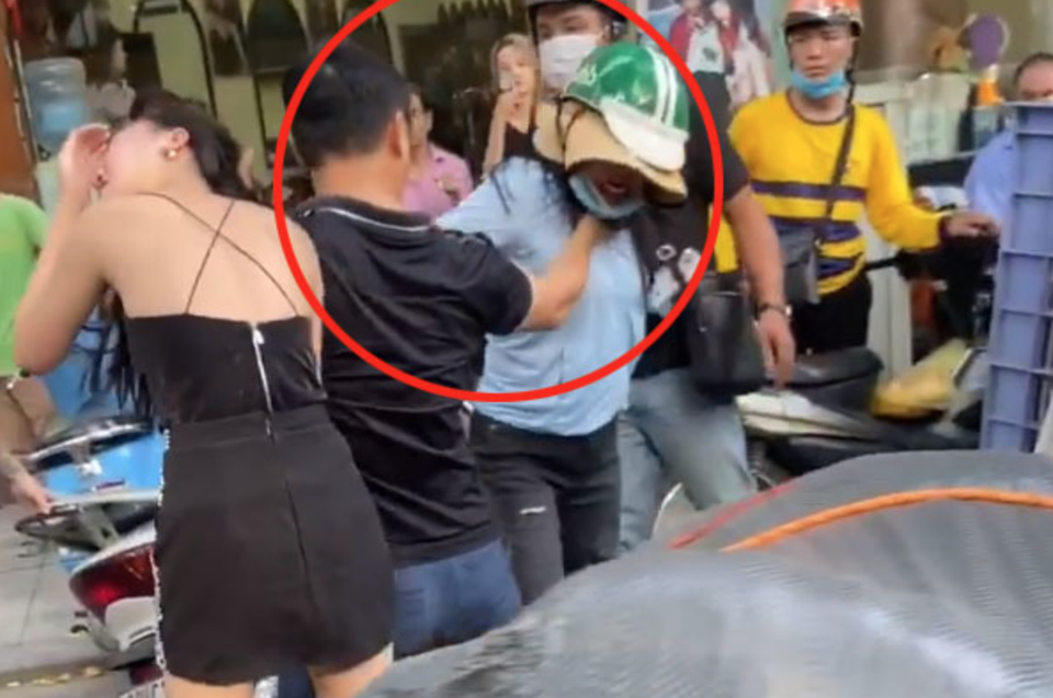 Vụ nghi chồng đánh vợ để bênh bồ ở Hà Nội: “Đã đi ăn phở còn đập bát cơm” - 1 Vụ nghi chồng đánh vợ để bênh bồ ở Hà Nội: “Đã đi ăn phở còn đập bát cơm” - 1