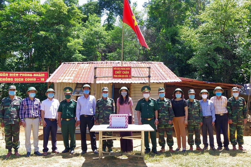 Thăm, tặng quà chiến sĩ biên phòng chốt chặn biên giới Việt - Lào - 3 Thăm, tặng quà chiến sĩ biên phòng chốt chặn biên giới Việt - Lào - 3