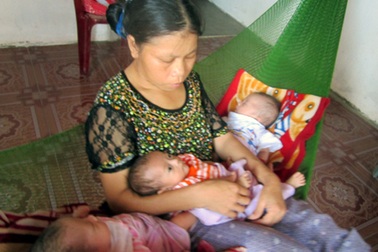 Nỗi lòng người mẹ sinh 3, bất lực nhìn con thơ khát sữa