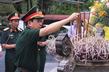 Bộ trưởng Quốc phòng tưởng niệm 4.000 liệt sĩ thanh niên xung phong