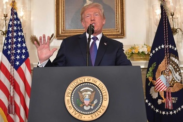 Chi tiết đáng chú ý trong video ông Trump phát lệnh tấn công Syria