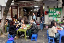 Hàng quán khai xuân đông nghẹt, dân văn phòng đi bộ 4km tìm ăn bát phở