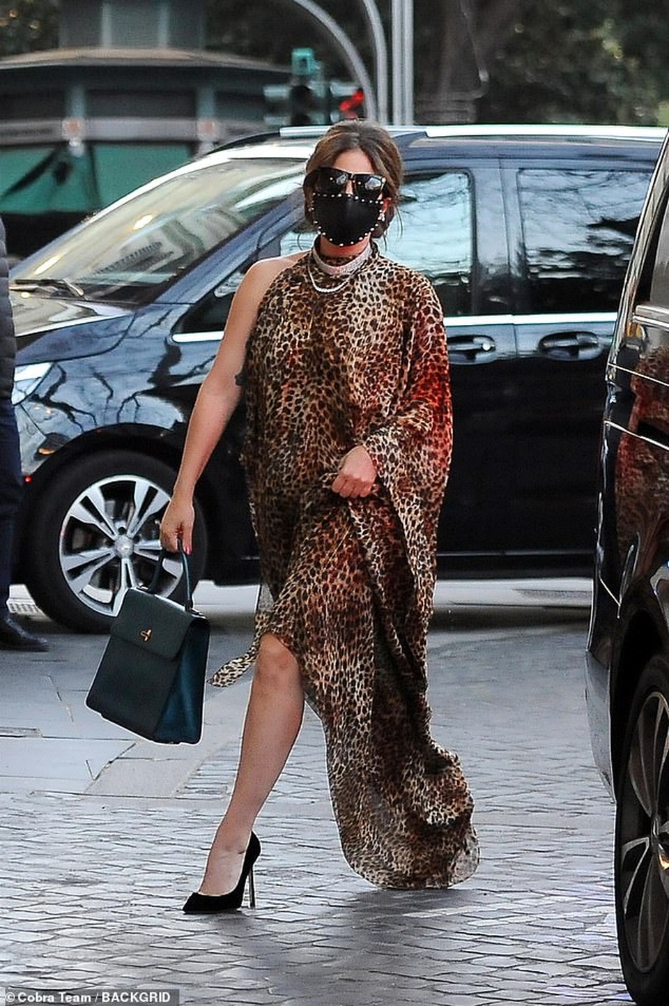 Lady Gaga tái xuất thanh lịch và khoe màu tóc mới - 1 Lady Gaga tái xuất thanh lịch và khoe màu tóc mới - 1