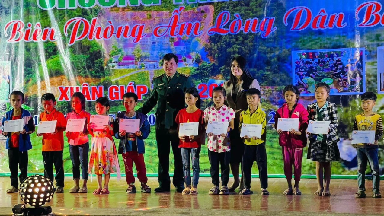 地元の人々の心を温めるために50人の国境警備隊春季奨学金を授与 - 1 Trao 50 suất học bổng Xuân Biên phòng ấm lòng dân bản - 1