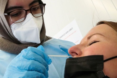 Cụ bà 90 tuổi nhiễm cùng lúc hai biến chủng Covid-19 ở Bỉ