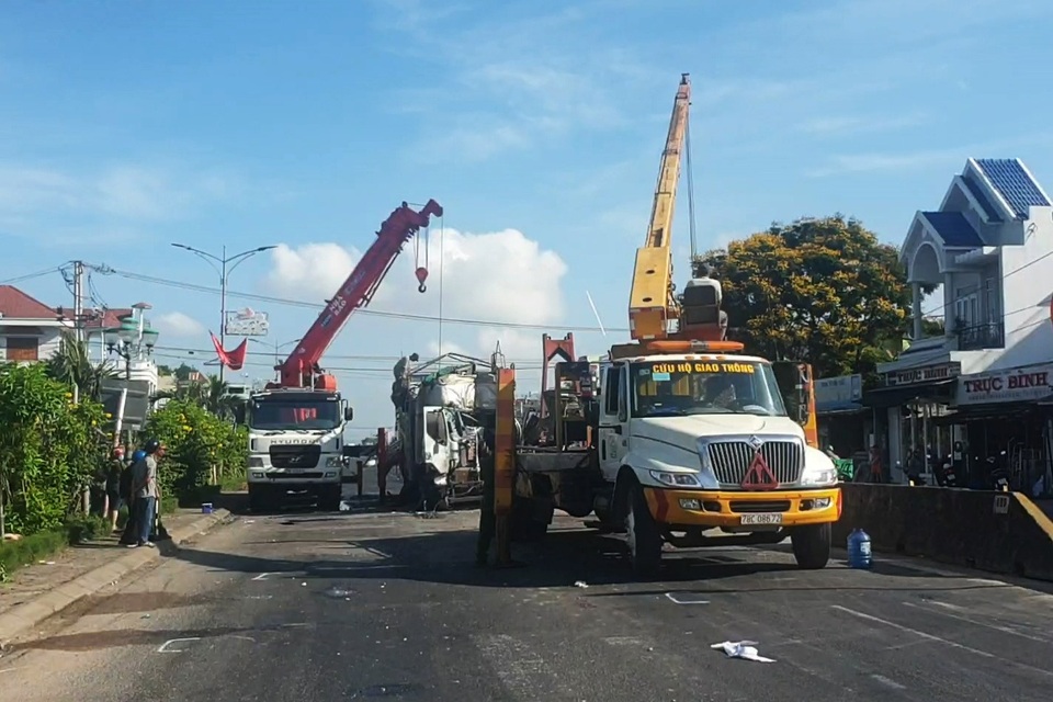 Phú Yên: Xe tải lùa 5 ô tô dừng đèn đỏ, tài xế nguy kịch - 1 Phú Yên: Xe tải lùa 5 ô tô dừng đèn đỏ, tài xế nguy kịch - 1