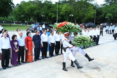 Chủ tịch Quốc hội dâng hương Chủ tịch Hồ Chí Minh tại Khu Di tích Tân Trào