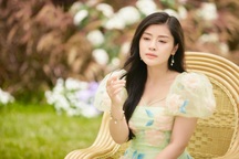 Sao mai Nguyễn Thu Hằng đầy suy tư trong phim MV "Áo anh màu nắng"