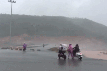 Hãi hùng cảnh gió bão số 10 suýt "thổi bay" người đi đường