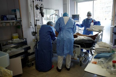 Những người giành giật sự sống cho bệnh nhân bên trong bệnh viện Pháp