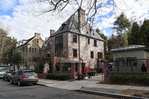 Ông Trump ví bức tường biên giới với tường nhà Obama