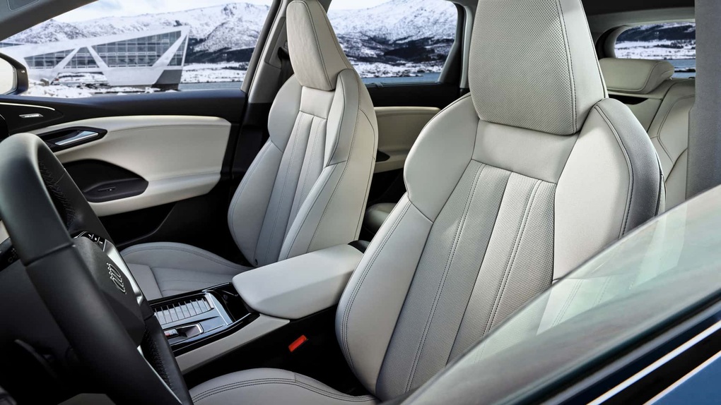 Audi Q6 E-Tron 2025 ra mắt cùng bản tính năng vận hành cao SQ6 E-Tron