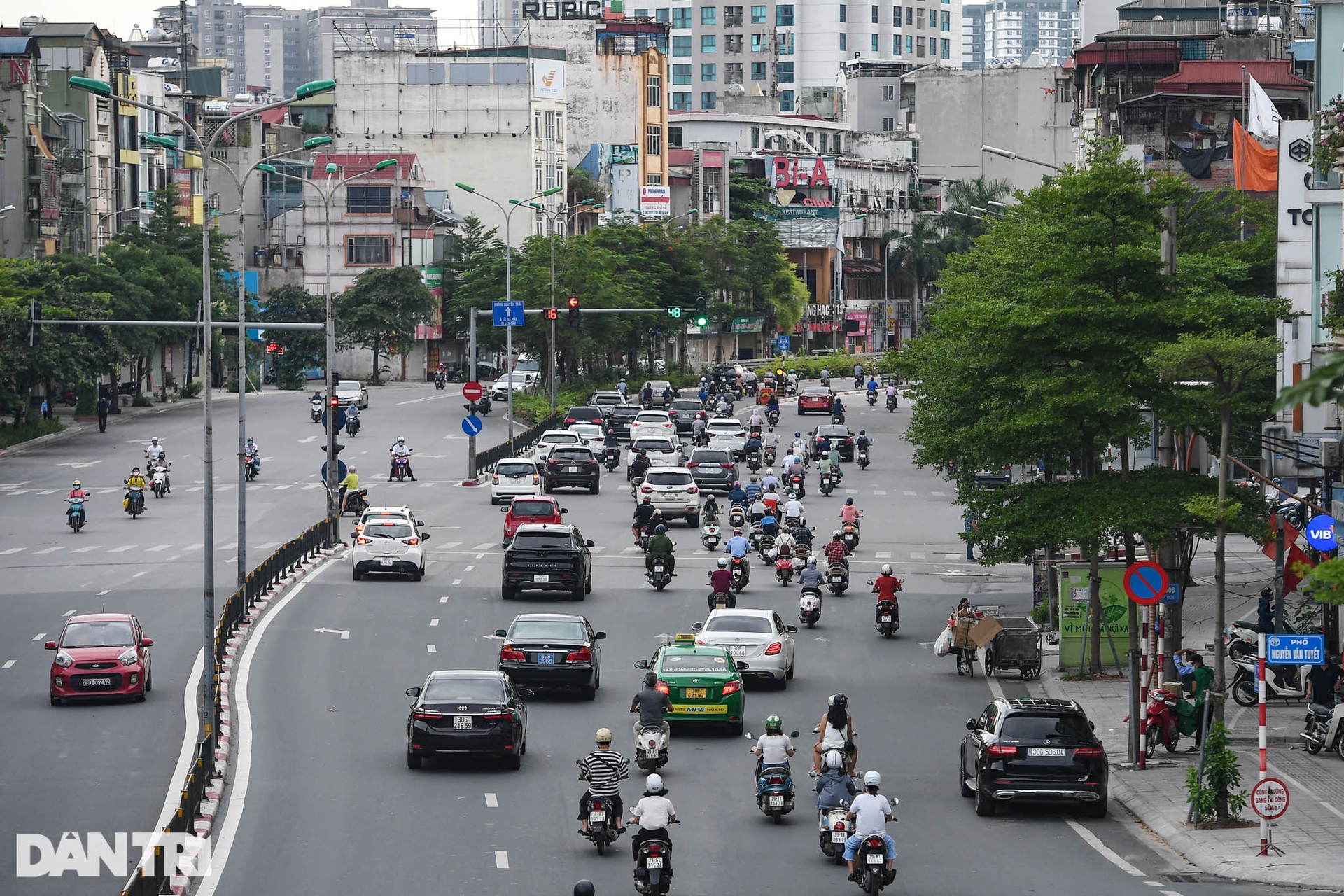 Đường phố Hà Nội bất ngờ đông đúc trở lại - 8 Đường phố Hà Nội bất ngờ đông đúc trở lại - 8