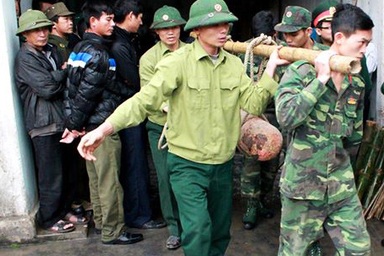 Một gia đình giao nộp 3 quả bom sau vụ nổ kinh hoàng ở Hà Nội