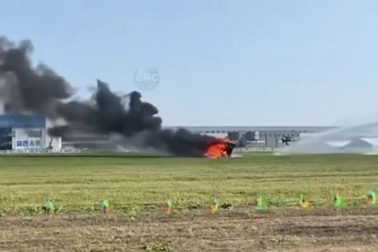 Hai ô tô bay Trung Quốc đâm vào nhau trên không