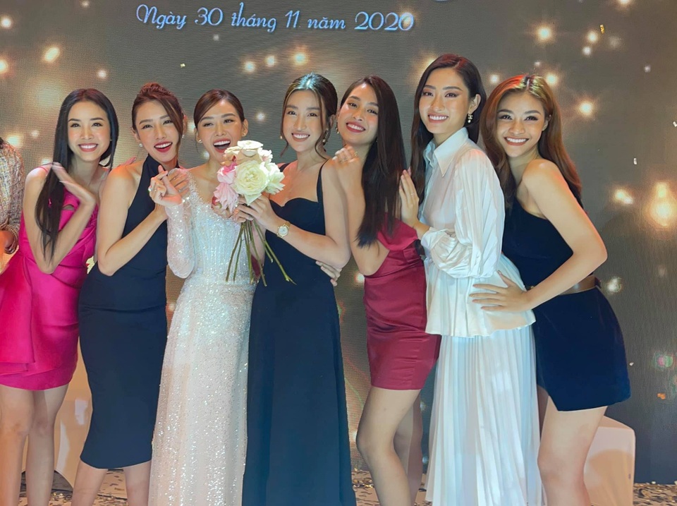 Hoa hậu Trần Tiểu Vy bối rối khi chụp được hoa cưới của Tường San - 5 Hoa hậu Trần Tiểu Vy bối rối khi chụp được hoa cưới của Tường San - 5