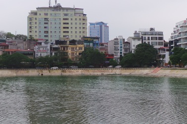 Người dân than khổ vì hồ Ngọc Khánh bốc mùi hôi thối