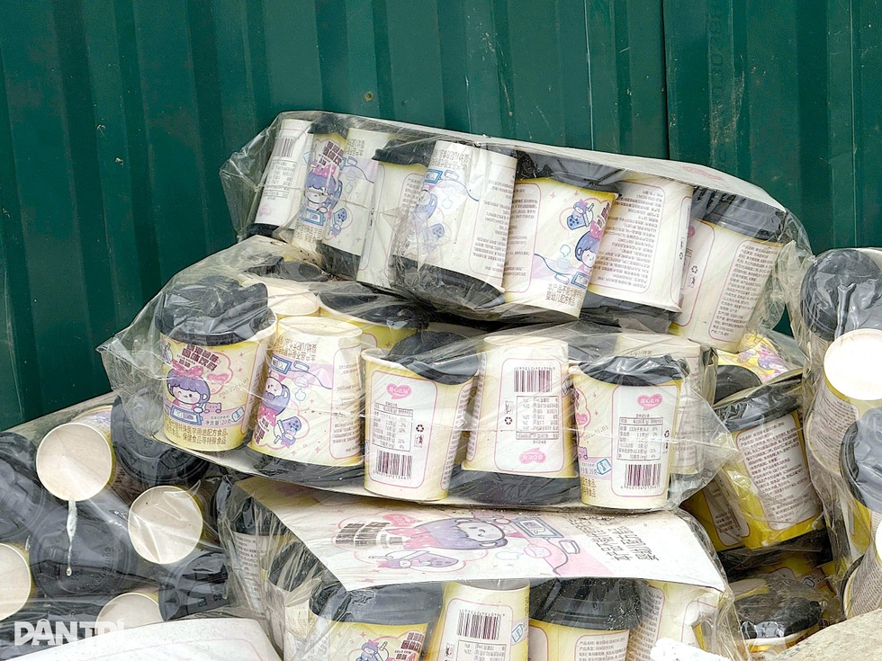 Bãi rác ở La Phù chất đống bánh kẹo nhãn hiệu lạ, thực phẩm hết hạn - 5 Bãi rác ở La Phù chất đống bánh kẹo nhãn hiệu lạ, thực phẩm hết hạn - 5