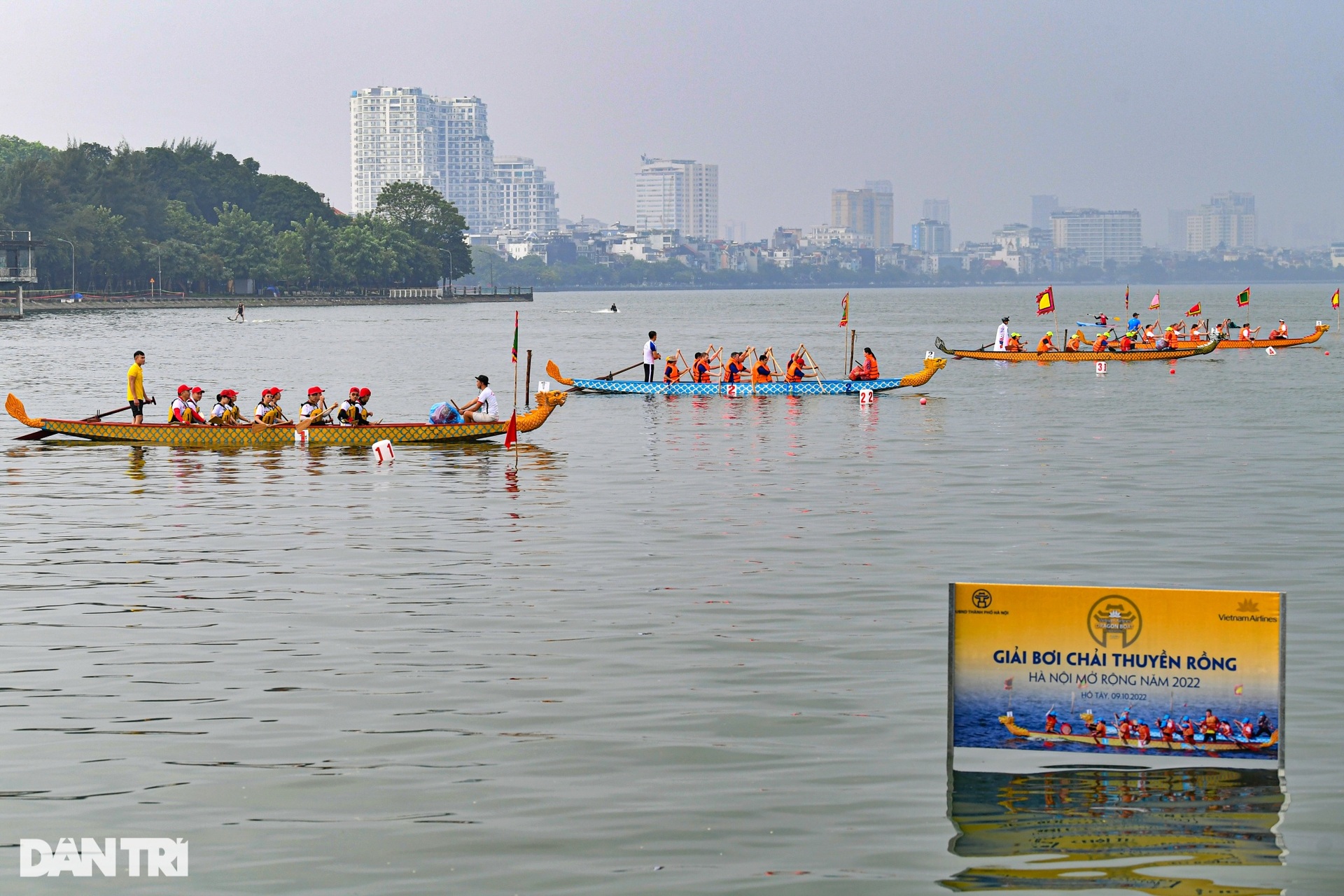 Các Đại sứ quán thi đấu sôi nổi ở giải Bơi chải thuyền rồng Hà Nội - 2 Các Đại sứ quán thi đấu sôi nổi ở giải Bơi chải thuyền rồng Hà Nội - 2